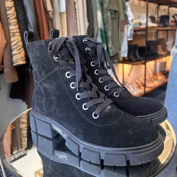 Hiking Boots - Picture 1 of 4
